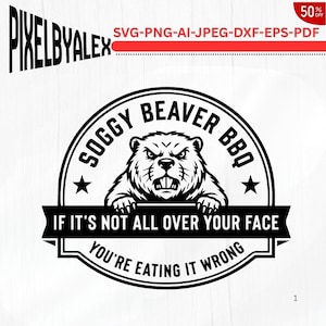 Peut inclure: Un design graphique en noir et blanc représentant une illustration de castor dans un emblème circulaire. Le texte indique SOGGY BEAVER BBQ, IF IT'S NOT ALL OVER YOUR FACE, et YOU'RE EATING IT WRONG. Le design inclut des étoiles et une bannière.