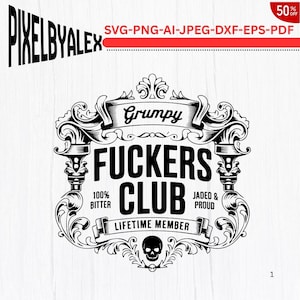Könnte beinhalten: Schwarz-weiß Grafikdesign mit dem Text "Grumpy Fuckers Club" in einem dekorativen Rahmen. Das Design enthält die Wörter "100% Bitter", "Jaded & Proud" und "Lifetime Member" sowie einen Totenkopf.