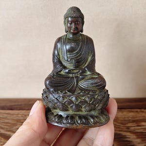 Estatua de Buda tallada en bronce antiguo