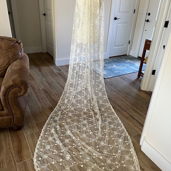 Lovely 1950s Lace Wedding Veil