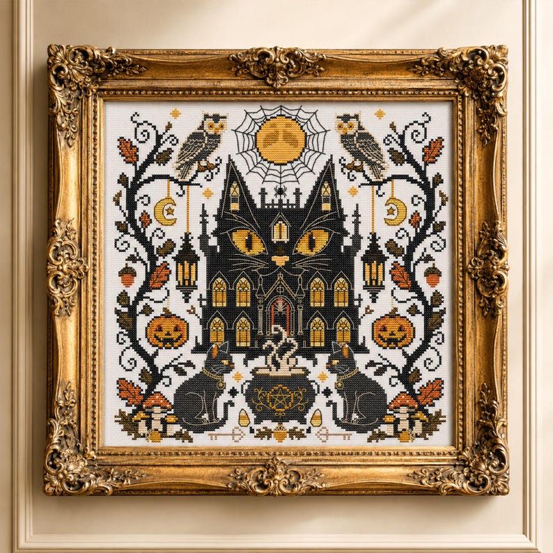 K&ouml;nnte beinhalten: Kreuzstichkunst in einem goldenen, verzierten Rahmen. Das Design zeigt ein schwarzes, katzenf&ouml;rmiges Spukhaus mit gelben Augen, flankiert von Eulen, K&uuml;rbissen und schwarzen Katzen. Ein Vollmond und ein Spinnennetz befinden sich &uuml;ber dem Haus. Das Kunstwerk hat ein Halloween-Thema.