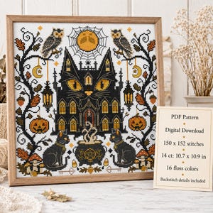 K&ouml;nnte beinhalten: Kreuzstichmuster in einem Holzrahmen. Das Design zeigt ein schwarzes katzenf&ouml;rmiges Spukhaus mit gelben Augen, Eulen und K&uuml;rbissen. Ein Kessel dampft darunter. Die Karte lautet: PDF-Muster, Digitaler Download, 150 x 152 Stiche, 27.2 x 27.7 cm, 16 Garnfarben.