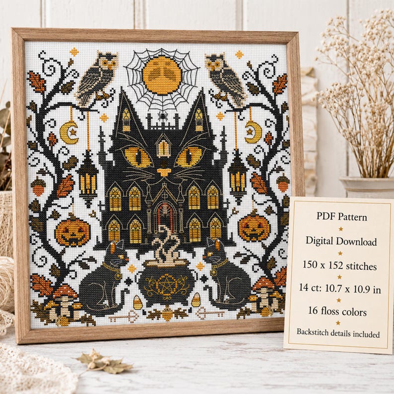 K&ouml;nnte beinhalten: Kreuzstichmuster in einem Holzrahmen. Das Design zeigt ein schwarzes katzenf&ouml;rmiges Spukhaus mit gelben Augen, Eulen und K&uuml;rbissen. Ein Kessel dampft darunter. Die Karte lautet: PDF-Muster, Digitaler Download, 150 x 152 Stiche, 27.2 x 27.7 cm, 16 Garnfarben.