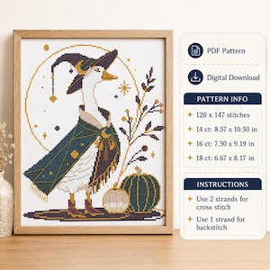 Pode incluir: Um padrão de ponto cruz com um ganso branco usando um chapéu de bruxa roxo e uma capa verde-azulado escuro com detalhes dourados. O ganso está ao lado de duas abóboras. O texto inclui PDF Pattern, Digital Download e medidas em cm.