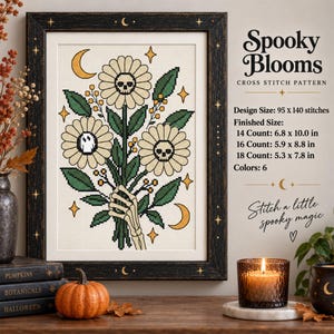 Może przedstawiać: Wzór do haftu krzyżykowego zatytułowany Spooky Blooms przedstawiający szkieletową dłoń trzymającą bukiet trzech kwiatów z motywami czaszki i ducha. Projekt zawiera gwiazdy i półksiężyce oraz tekst z wymiarami w calach dla różnych rodzajów tkanin.