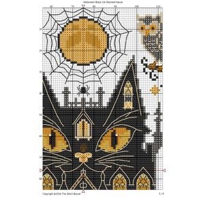 K&ouml;nnte beinhalten: Kreuzstichmuster mit einer schwarzen Katze mit goldenen Augen, die als Spukhaus gestaltet ist. Das Design umfasst ein Spinnennetz, einen Vollmond, eine Eule und den Text "Halloween Black Cat Haunted House". Copyright &copy;2026 The Stitch Bound.