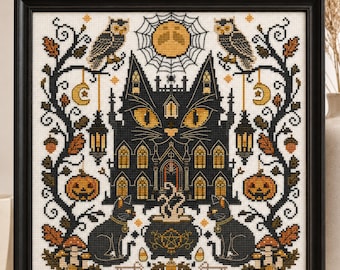 Puede incluir: Arte de punto de cruz enmarcado con temática de Halloween. El diseño presenta una casa embrujada con forma de gato negro con ojos amarillos, rodeada de búhos, calabazas y una luna llena. Un caldero humeante se encuentra entre dos gatos negros.