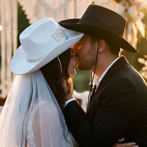 Weiß Braut Cowboy Hut mit Schleier, Schwarzer Bräutigam Hut, Junggesellinnenabschied Gefälligkeiten, Space Cowgirl Hut, Hochzeit Foto Requisiten für Paare