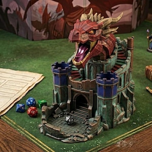 Könnte beinhalten: Eine detailreiche Tabletop-Gaming-Szene mit einem Drachen-Würfelturm mit einem roten und braunen Drachenkopf. Der Turm steht auf einer grünen Matte mit Würfeln, Miniaturen, einem Spielerhandbuch und einem Charakterbogen.
