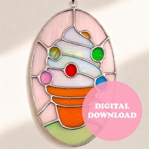 Könnte beinhalten: Buntglas-Cupcake mit rosa ovalem Rand. Der Cupcake hat weißes Frosting, eine orangefarbene Basis und bunte runde Streusel. Die Worte "DIGITALER DOWNLOAD" befinden sich auf einem rosa Kreis, der das Bild überlagert. Das Glas ist mit Silbermetall umrahmt.