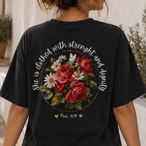 Está revestida de fuerza y dignidad, camiseta Proverbios 31, regalo cristiano para mujer, Comfort Colors