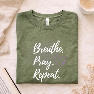 「呼吸して、祈って、繰り返す」コンフォートカラーズ レディースTシャツ、イースターギフト、信仰に基づくアパレル
