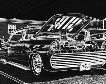 Op de afbeelding: Een zwart-witfoto van een klassieke auto met de motorkap open. De auto is een model uit de jaren 1950 met een chromen grille en een groot, rond carrosserie. De auto staat geparkeerd voor een gebouw met een garagedeur.