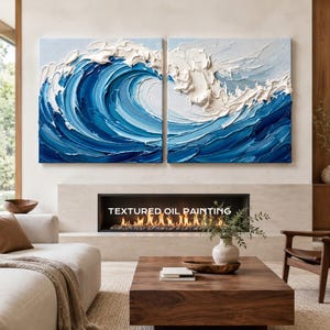 Könnte beinhalten: Ein Diptychon-Ölgemälde, das eine große, brechende Meereswelle mit schwerer Impasto-Textur zeigt. Das Kunstwerk verwendet tiefblaue, königsblaue und leuchtend weiße Farbstriche, die einen dreidimensionalen Effekt von turbulentem Wasser erzeugen.