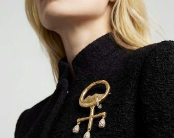 Spilla Ankh con labbra surrealiste, spilla d'oro d'avanguardia, ispirata a Schiaparelli, accessorio da completo, gioiello anatomico artistico