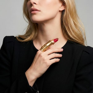 Bague inspirée de Schiaparelli, bijoux surréalistes avec clou rouge, bague anatomique dorée pour partie du corps, bague avant-gardiste ajustable