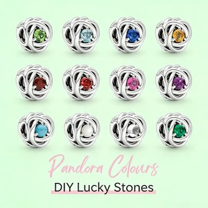 Puede incluir: Una colección de abalorios plateados con piedras preciosas de colores. Cada abalorio presenta un diseño tejido y una piedra de diferente color, incluyendo verde, azul, rojo y morado. El texto "Pandora Colours DIY Lucky Stones" se muestra debajo.