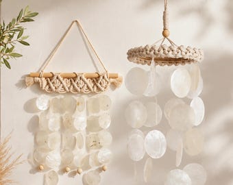 Campana de viento estilo boho con conchas de capiz, tapiz de macramé hecho a mano para pared, decoración costera para dormitorio, móvil de conchas naturales