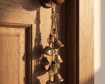Colgante de puerta con campanas de bruja vintage, campanilla de protección, decoración de pared bohemia de yute con llave antigua, regalo pagano para inauguración de casa