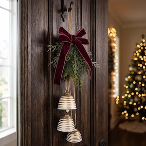 Guirnalda de campanas navideñas vintage, adorno para pomo de puerta con lazo burdeos, campana navideña rústica colgante, adorno para entrada de casa de campo
