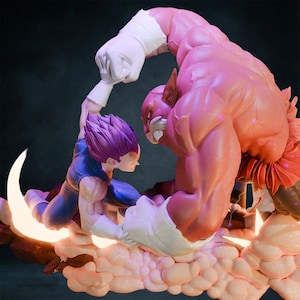 Puede incluir: Una figura dinámica representa una escena de batalla con dos personajes musculosos. Una figura, con cabello púrpura y un atuendo azul y blanco, está en posición de combate. La otra, una gran figura rosa, está lista para atacar. La base es una nube rosa claro.