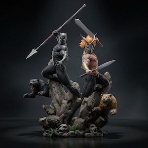 Può includere: Una statua da collezione dettagliata con due figure in pose di combattimento dinamiche su una base rocciosa. Una figura indossa una tuta nera e impugna una lunga lancia, l'altra ha capelli arancioni, una maschera cornuta, una spada e una lama corta.