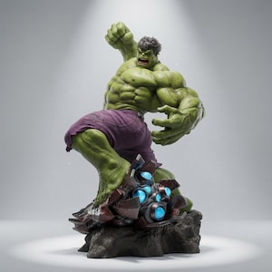 Puede incluir: Una figura musculosa de piel verde y cabello oscuro, con pantalones cortos morados desgarrados, se muestra en una pose de golpe dinámica. Se apoya sobre una base rocosa oscura con escombros metálicos que tienen elementos de luz azul brillante.