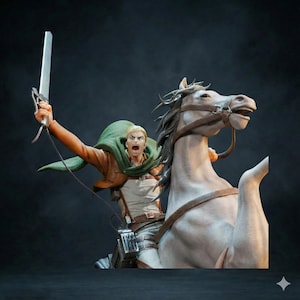 Puede incluir: Figura detallada de un personaje de la serie de anime Attack on Titan. La figura representa a una persona a caballo, sosteniendo una espada en alto. El personaje lleva una capa verde y una chaqueta marrón. El caballo es blanco.