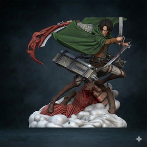 Op de afbeelding: Gedetailleerd beeldje van een personage uit de anime-serie Attack on Titan. De figuur staat in een actiepose, draagt een groene cape en zwaait met zwaarden. De basis heeft een wolkenachtige structuur en een gevallen figuur.
