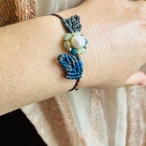 Bracciale macramè con perla d’acqua dolce e cristalli | Gioiello artigianale regolabile | Boho chic fatto a mano