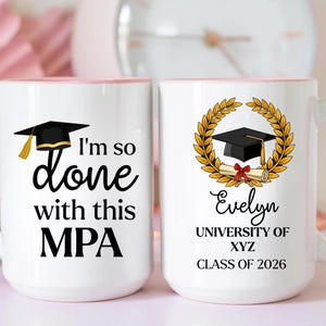 Puede incluir: Un juego de tres tazas de cerámica con acabado moteado y mate. Las tazas son de color crema, marrón claro y marrón oscuro. Cada taza tiene un diseño simple y minimalista.