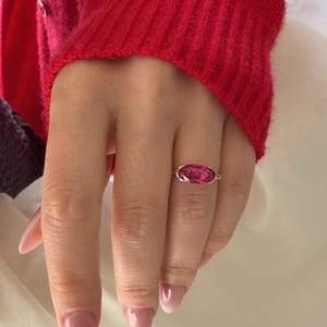 2,5 kt langwerpige ovale synthetische robijn ring, vintage 18 kt gouden ring, statement robijn ring, elegante fijne sieraden cadeau voor haar