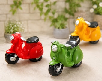 Juego de 4 minimotos para casa de muñecas, diorama de vehículos, escena callejera y decoración.