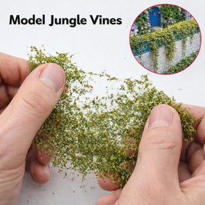Può includere: Model Jungle Vines sono tenute in mano, mostrando un fogliame in miniatura dettagliato. Le viti modello verdi e verde-giallo sono progettate per la creazione di paesaggi in miniatura. Il testo "Model Jungle Vines" è visualizzato nella parte superiore dell'immagine.