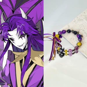 Könnte beinhalten: Geteiltes Bild mit einer lila Anime-Figur und einem Perlenarmband. Das Armband hat lila, gelbe und transparente Perlen mit dunklen Metallakzenten. Bänder und kleine Charms sind am Armband befestigt.