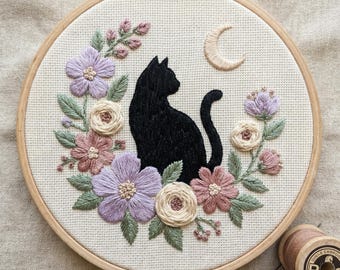 Broderikit för nybörjare | Svart katt, blommig måne | Cottagecore häxigt DIY-pyssel | Gåva för kattälskare