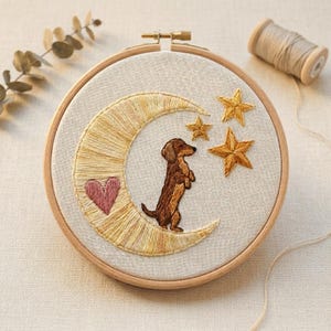 Dackel Stickerei Kit - Hund auf Mondsichel Himmlisches Kinderzimmer Dekor - Geschenk für Hundeliebhaber DIY Craft Hoop Art