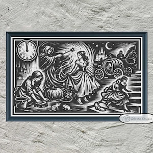Peut inclure: Illustration encadrée en noir et blanc représentant Cendrillon. L'image montre la fée marraine, la citrouille, les souris, le carrosse et une horloge sonnant minuit. L'œuvre est signée "Sharra Designs".