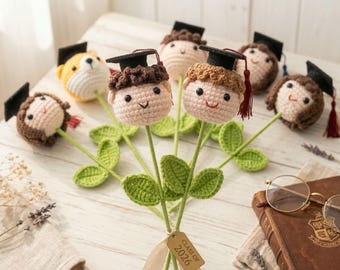 Ramo de flores de graduación de ganchillo, regalo de graduación amigurumi hecho a mano para ella o para él, peluche de birrete de graduación personalizado, recuerdo de la clase de 2026