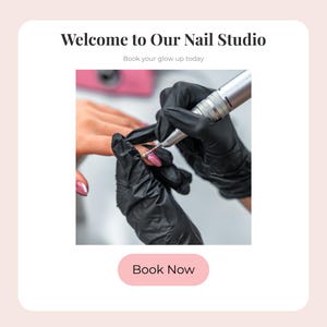 Peut inclure: Publicité pour un studio de manucure avec le texte "Welcome to Our Nail Studio" et "Book your glow up today". Gros plan d'une manucure utilisant une perceuse à ongles sur la main d'une cliente, portant des gants noirs. Le bouton dit "Book Now".