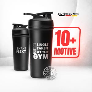 Könnte beinhalten: Zwei schwarze Shaker-Flaschen mit weißem Text. Auf einer steht "SHAKE NEXT", auf der anderen "SINGLE, TAKEN, AT THE GYM". Ein Metall-Schneebesen und ein rot-weißes Schild mit "10+ MOTIVE" sind ebenfalls zu sehen. Die Flaschen haben schwarze Deckel.