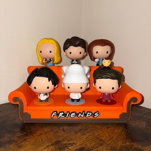 Expositor de sofás Friends™** para figuras Warner Bros de McDonald’s – Impresión 3D ~ Logotipo negro