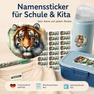 Könnte beinhalten: Eine Sammlung personalisierter Namensaufkleber mit Tiger-Illustration, angebracht auf einer hellblauen Trinkflasche, einer blauen Brotdose und einem beigen Kleidungsstück. Die Aufkleber zeigen den Text Julian und Wunschtext in verschiedenen Größen.