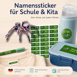 Könnte beinhalten: Werbebild für Namensaufkleber für Schule und Kita. Das Bild zeigt Aufkleber auf einer Wasserflasche, einer Brotdose und Kleidung. Die Aufkleber zeigen eine Spinnengrafik und den Namen "Max". Der Text auf den Aufklebern ist auf Deutsch.