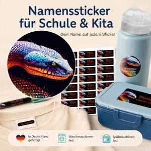 Könnte beinhalten: Ein Set aus Namensaufklebern mit einem bunten Schlangenmotiv auf schwarzem Hintergrund. Das Set enthält rechteckige und runde Etiketten, die auf einer hellblauen Trinkflasche, einer blauen Brotdose, einem Stift und einem beigen Kleidungsstück kleben.