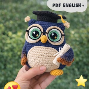 Puede incluir: Un búho de ganchillo con birrete y gafas, sosteniendo un pergamino. El búho es principalmente azul marino, beige y amarillo, con ojos verdes. El texto de la imagen dice "CROCHET PATTERN PDF ENGLISH +" y "@TinyAmigurumiStudio."