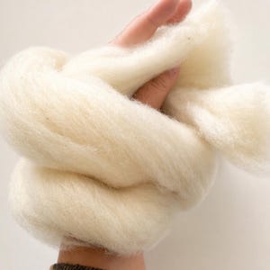 Lana merino blanca cardada de 26 micras, longitud de fibra de 6 a 8 cm, natural, lavada, secada al sol, para fieltrar, rellenar, tejer, hilar y manualidades.