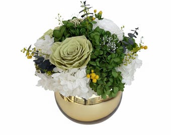 Arreglo de rosas preservadas en jarrón esférico plateado y dorado. Lujoso elemento decorativo para mesa o hogar.