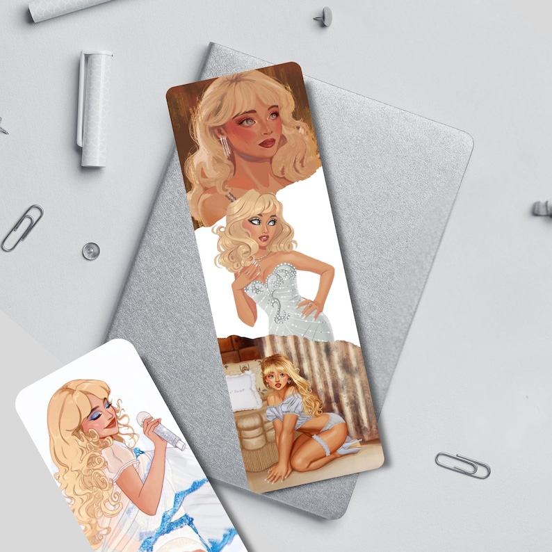Puede incluir: Un marcap&aacute;ginas con tres ilustraciones de una mujer con cabello rubio. La ilustraci&oacute;n superior muestra a la mujer con l&aacute;piz labial rojo y aretes. La ilustraci&oacute;n del medio muestra a la mujer con un vestido blanco. La ilustraci&oacute;n inferior muestra a la mujer arrodillada.