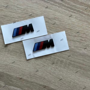 Pode incluir: Um conjunto de três tigelas de cerâmica encaixáveis em tamanhos graduados. As tigelas são brancas com um acabamento salpicado e texturizado e apresentam uma borda ligeiramente alargada. A tigela maior mede aproximadamente 20 cm de diâmetro.